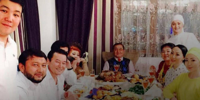 «Қолынан талай шай іштік»: Мұхамеджан Тазабек Қабатовтың экс-әйеліне арнап жазба жариялады