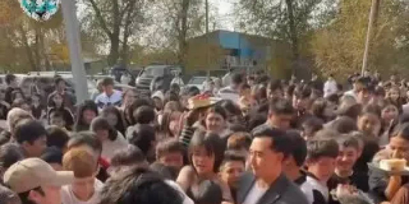 Тегін тамаққа таласқан алматылықтардың видеосы пайда болды