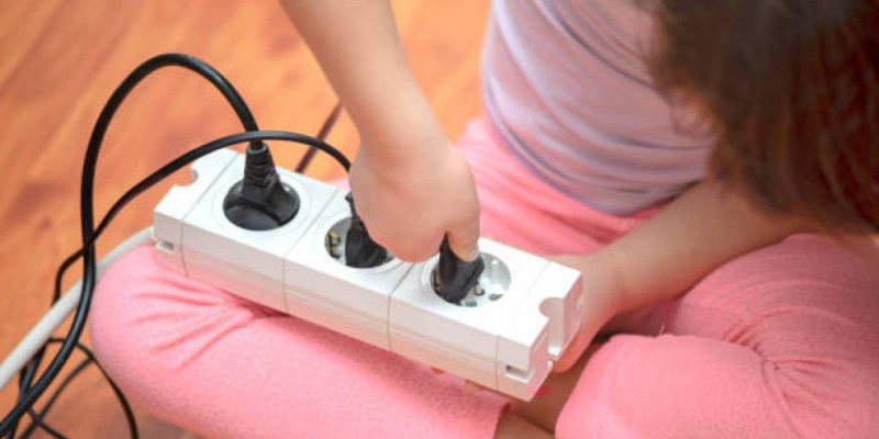 Павлодарда 3 жастағы қыз тоқ өткізгіш сымдарды ұстап, алақандарын күйдіріп алды