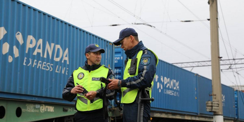 Астанада үш бала жүк пойызының вагонына шығып, 70 км жолды жүріп өткен