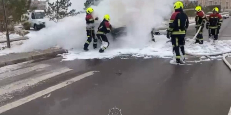 Астанада газбаллон орнатылған жеңіл автокөлік өртеніп кетті (ВИДЕО)