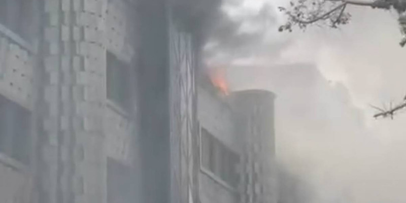 Алматыда 4 қабатты ғимарат өртеніп кетті