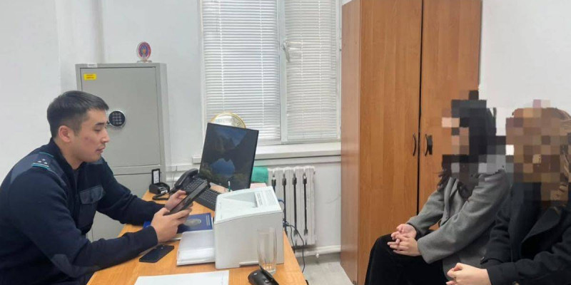 Атыраудағы жаяу жүргіншілер өткелінде жатқан екі қыз жауапқа тартылды (ВИДЕО)