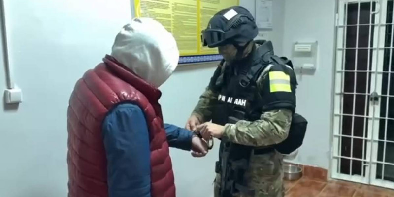 Шымкенттік блогер мемлекеттік қызметкерден 10 млн теңге бопсалаған (ВИДЕО)