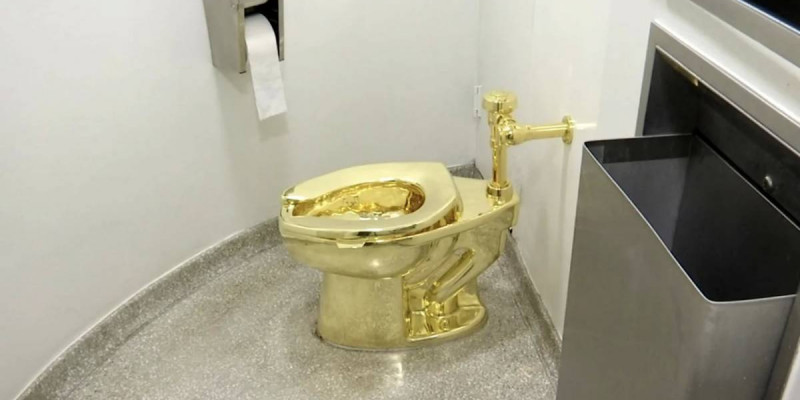 Алтыннан жасалған унитаз аукционға қойылды