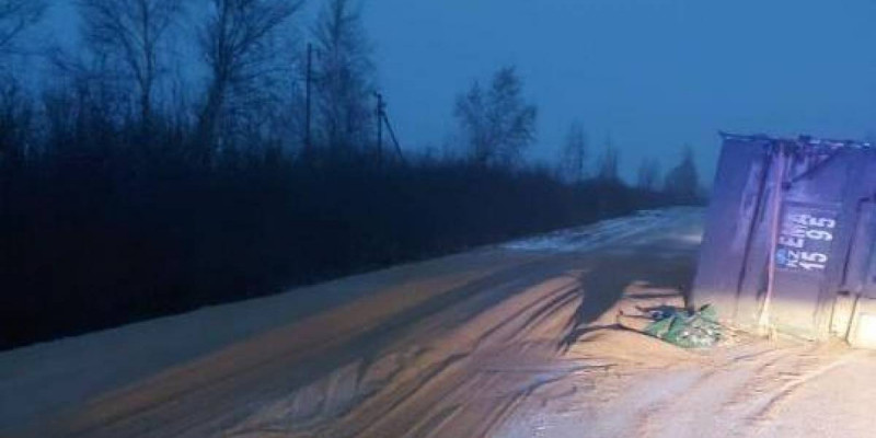 Солтүстік Қазақстанда арпа тиелген жүк көлігі аударылды