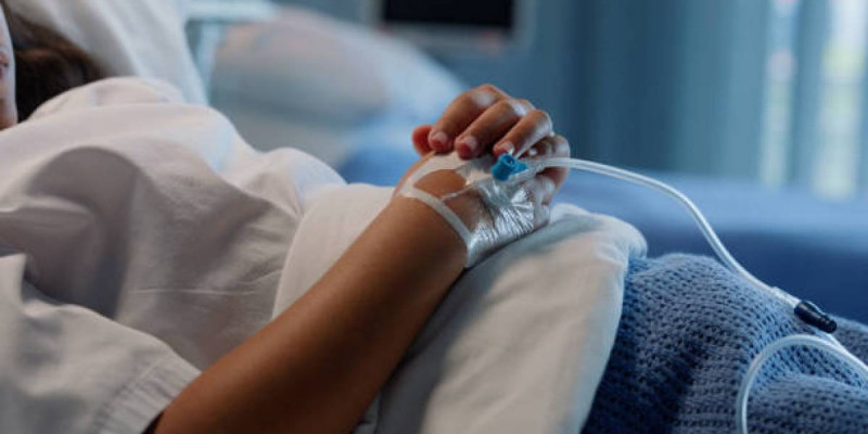 Астанада тұрғын үй қасбеті құлады: жансақтау бөліміне түскен фельдшердің жағдайы ауыр