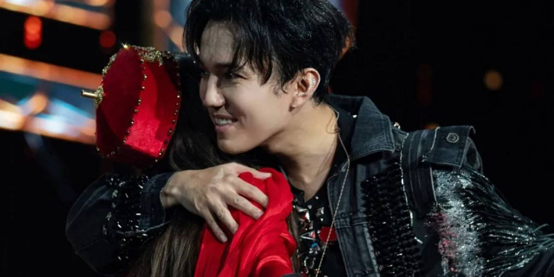 Димаш Барселонадағы концертіне қазақ көйлегін киіп келген жас қыздың арманын орындады