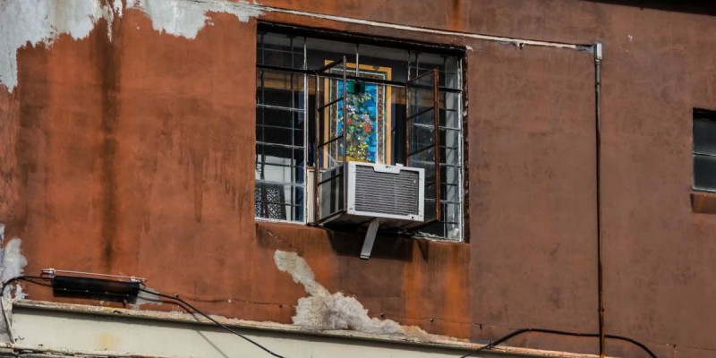 «Реанимацияда жатыр»: Астанада фельдшердің басына 9-қабаттағы кондиционер құлап кеткен