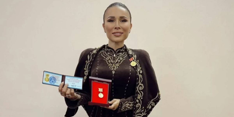 Әнші Луинаға Қырғыз Республикасында атақ берілді