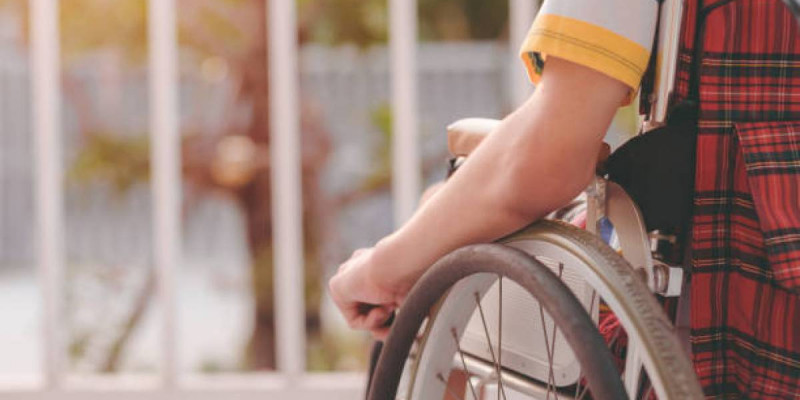 «Ерекше балаларға арналған арба сатамын»: Аналарды алдаған алаяқ сотталды