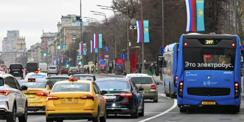 Мәскеу көшелеріне Қазақстан Туы ілінді