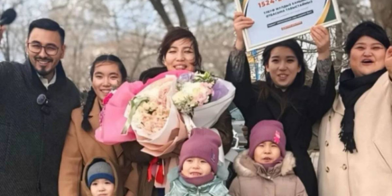 Анасынан ажыраған бес бала отбасымен қайта қауышып, жаңа пәтерге ие болды