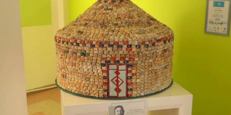 Ақтөбелік оқушылар 4 мың асықтан киіз үйдің макетін жасады