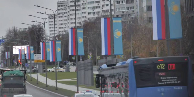 Қазақстанның көк туы Мәскеу көшелерінде желбіреп тұр