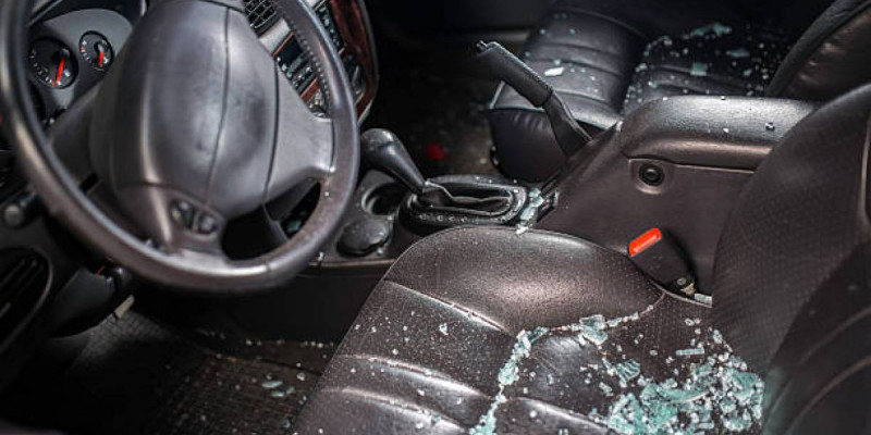 Атбасарда жасөспірім өгей әкесінің машинасын теуіп кетіп, төрт көлікті соққан