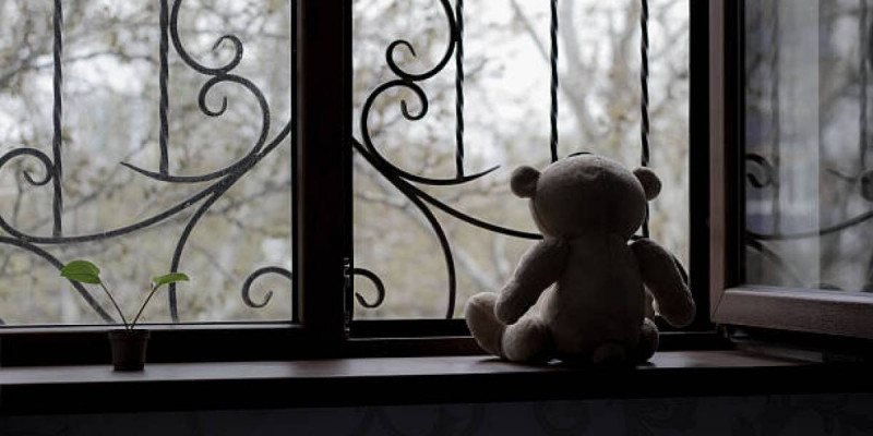 Атырауда 2 жасар сәби балконнан құлап көз жұмды