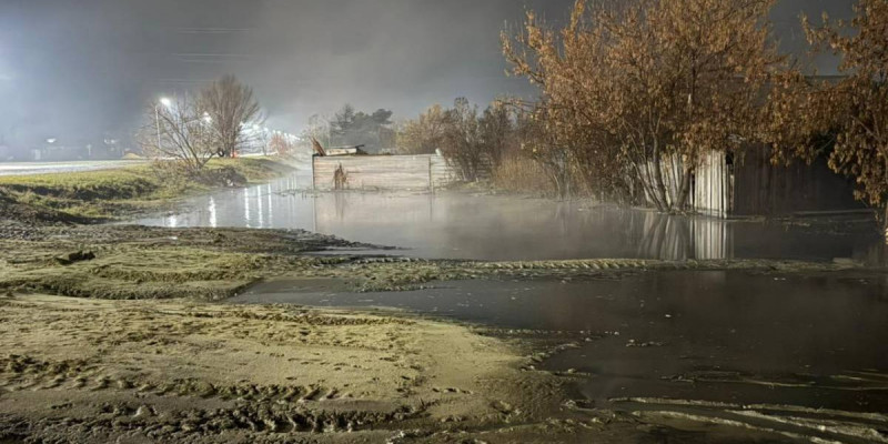 Қостанайда құбыр жарылып, саяжайларды су басты