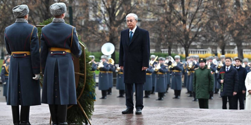 Президент «Белгісіз жауынгер бейіті» ескерткіш мемориалына гүл шоғын қойды