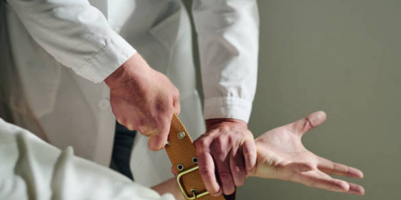 «Көршісін пышақтаған»: Атырауда пациентті бақыламаған психиатр мамандар жазаланды