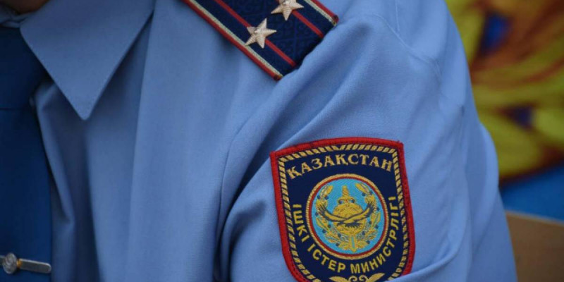 Өскеменде ер адам аулада пышақпен жүгіріп жүрген