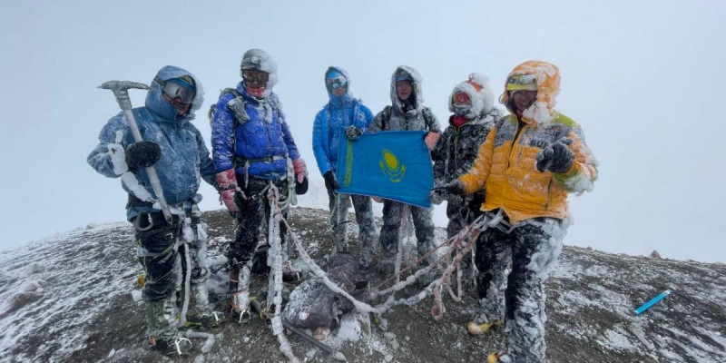 Тұңғыш рет қазақ азаматы Қазақстанның Туын әлемдегі ең биік 7 жанартауда желбіретті