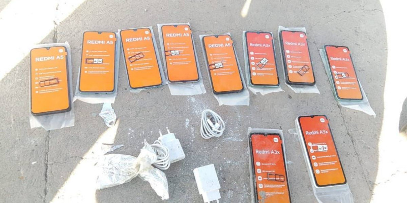 «Цемент салынған қапта жасырылған»: Түркістан облысындағы колонияға 10 телефон өткізілмек болған