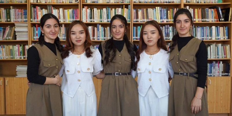 Әзербайжандық үшем мен қырғызстандық егіздер Түркістанда қазақ тілін үйреніп жүр