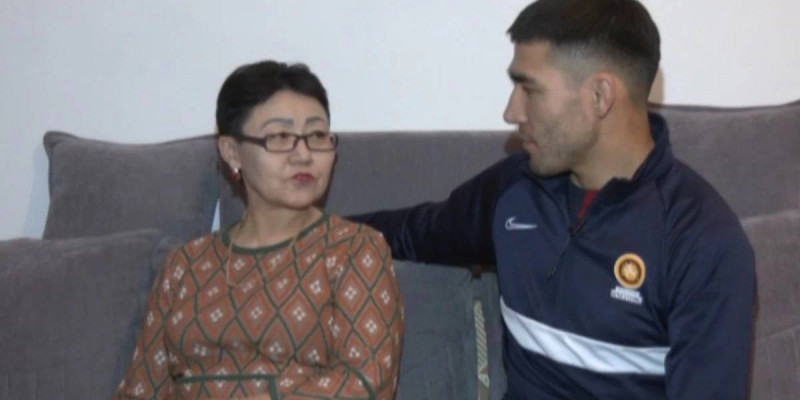 «Жыладым, жүрегім ауырды»: Көкшетаулық жігіт анасына бауырын беріп донор болды