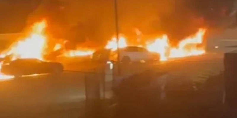 Tesla автосалонының автотұрағында 20-дан астам көлік өртенді