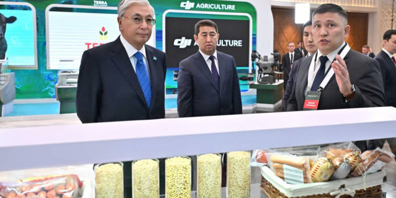 Тоқаев ауыл шаруашылығындағы цифрлық шешімдер көрмесін аралап көрді