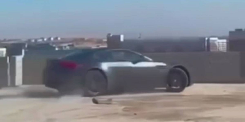 Шымкентте 12 қабатты тұрғын үйдің шатырында көлігімен дрифт жасаған жігіт қамауға алынды