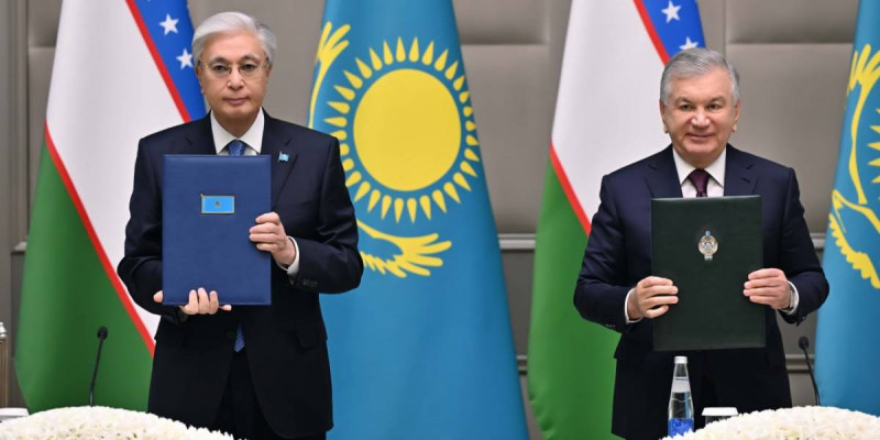 Қасым-Жомарт Тоқаев пен Шавкат Мирзиёев бірнеше құжатқа қол қойды