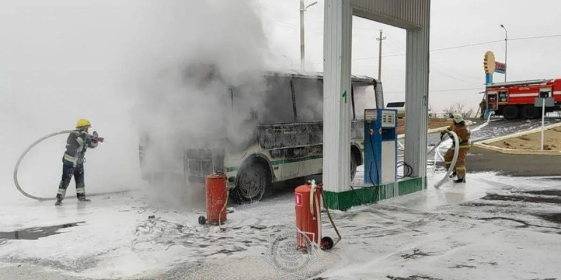 Атырау облысында жанармай бекетінде автобус өртеніп кетті