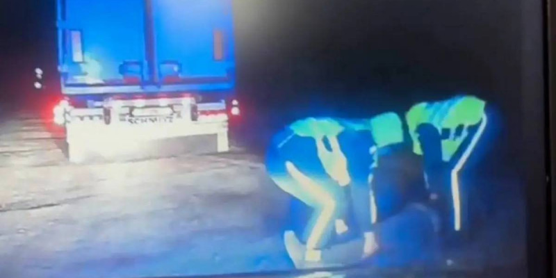 Семейде полицейлер инсульт алған жүргізушінің өмірін құтқарып қалды