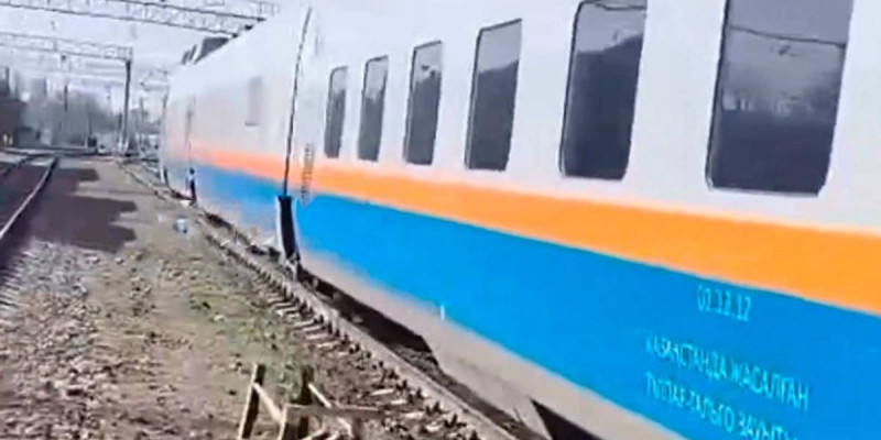 Жамбылда автокөлік жүріп келе жатқан пойыздың вагонына соғылған