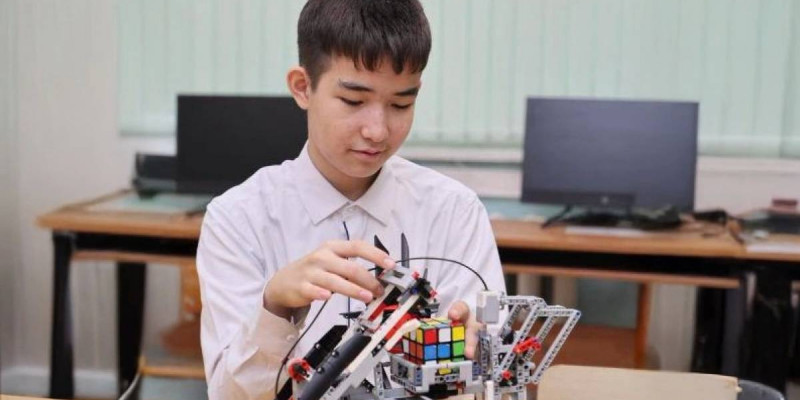 Астаналық оқушы 1 минутта кубик рубик жинайтын робот жасап шығарды