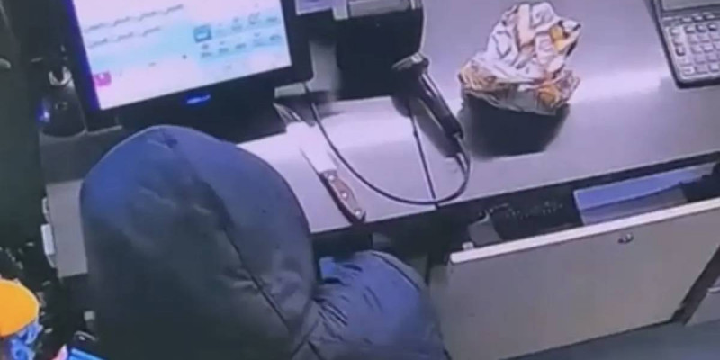 Ақтаулық ер адам жанармай бекетінде кассирді пышақпен қорқытып, тонап кетті