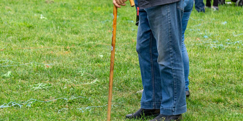 Атырауда 73 жастағы ер адам туысын пышақтаған