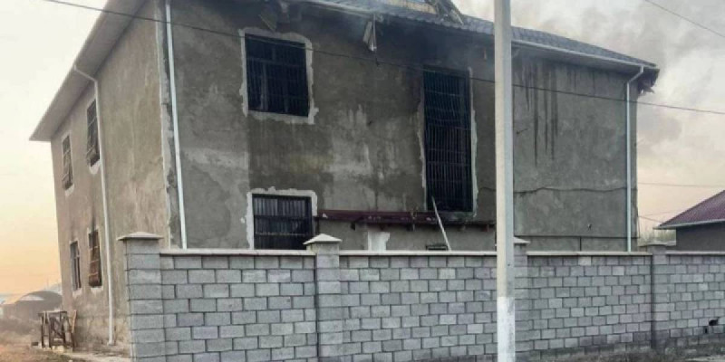 Жетісайда өрттен зардап шеккен үш адамның бірі есін жиды