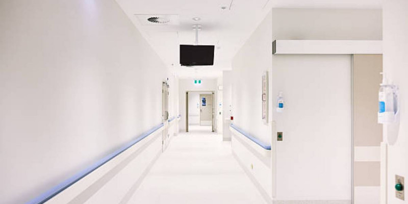 Астанада үйдің қасбеті құлады: Дәрігерлер зардап шеккендердің жағдайы туралы айтты