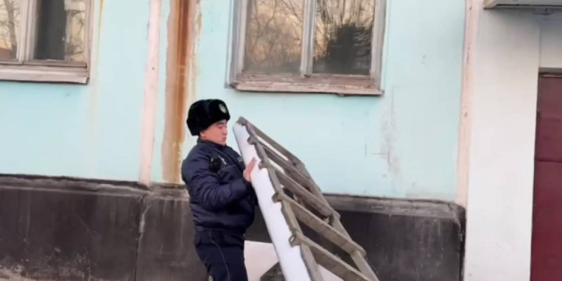 ШҚО-да полицейлер үйінде ес-түссіз жатқан әйелді құтқарып қалды