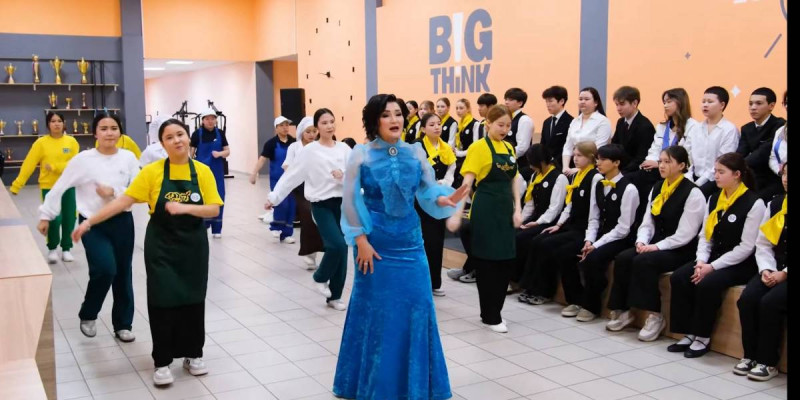 Астанада 700 студенттің қатысуымен «Еңбек адамы» әніне бейнебаян түсірілді