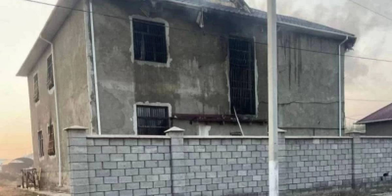 Жетісайдағы өрттен зардап шеккен бір адам Шымкентке жеткізілді