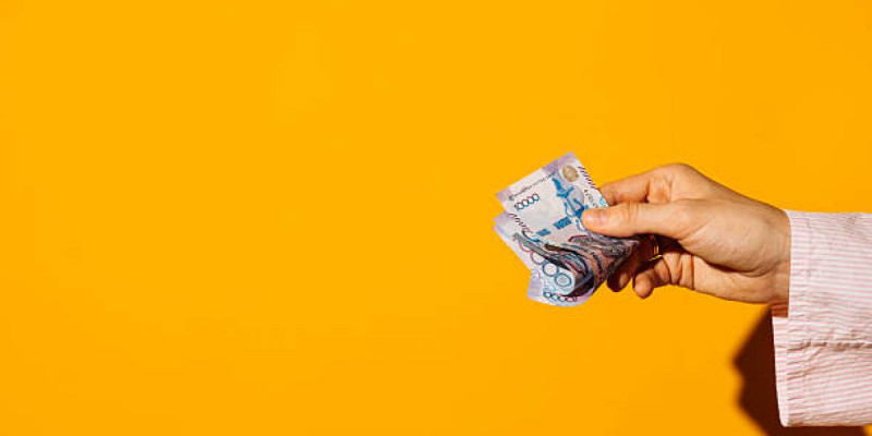 Жас жігіт ондаған миллион теңгені такси жүргізушілеріне беріп жіберген