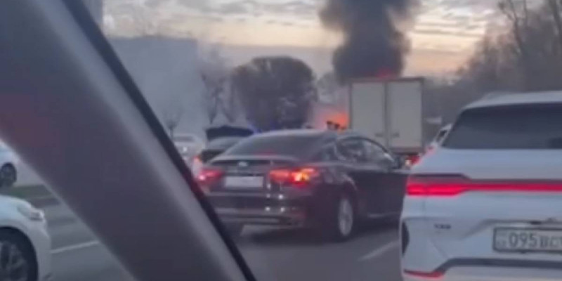 Алматыдағы әл-Фараби даңғылында көлік өртеніп кетті