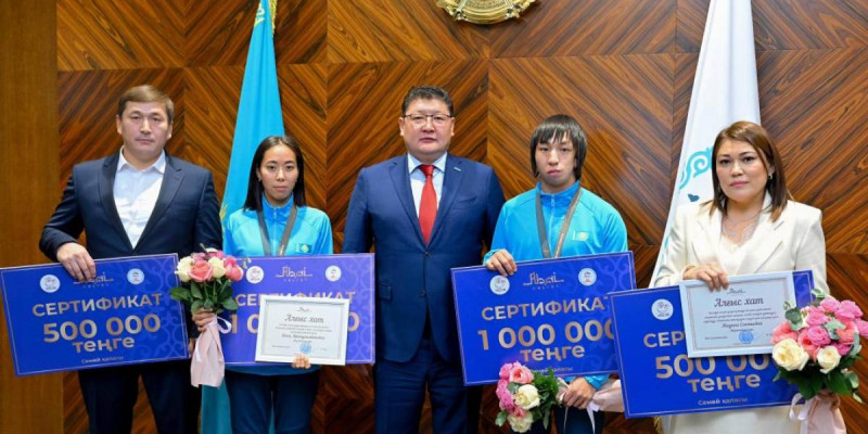 Абай облысының әкімі Сурдлимпиада ойындарының жүлдегерлеріне сыйақы табыстады