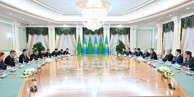 «Қазақ пен түрікмен – ежелден достығы жарасқан туыс халықтар»: Екі ел басшылары кеңейтілген құрамда келіссөз жүргізді