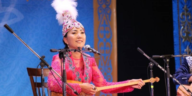 Сара Тоқтамысова танымал әншіге жыр арнады (ВИДЕО)