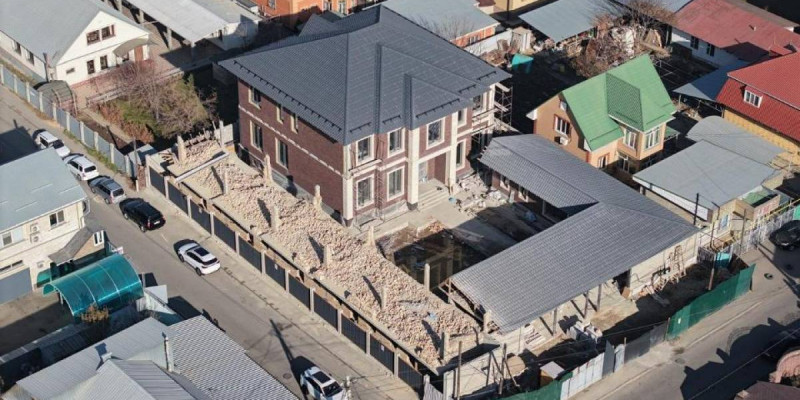 Алматыда заңсыз салынған ірі нысан бұзылып жатыр